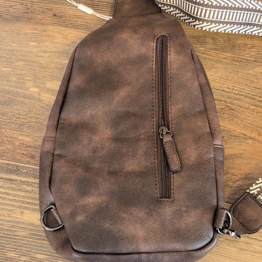 Cluci Sling Vegan Leather Fanny Pack Crossbody Chest Bag   NWT              C296 - Picture 5 of 13
